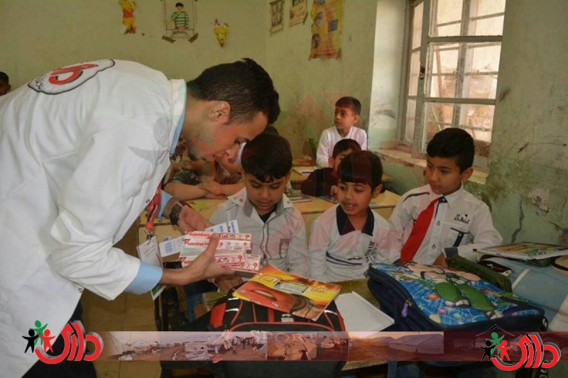 منظمة داري مستمرة برعاية المدارس الفقيرة وتهدي التلاميذ مواد النظافة مع توعيتهم