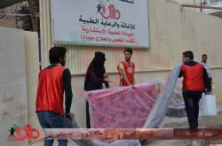 منظمة داري مستمرة بتوزيع مواد الإغاثة في مقرها للمحتاجين والنازحين